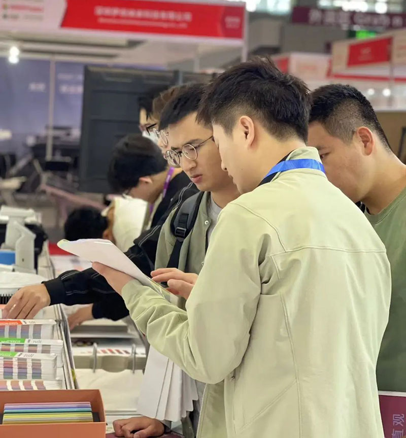 展會上講解色彩趨勢